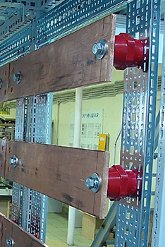 изолятор силовой SM IEK с болтом - пример установки